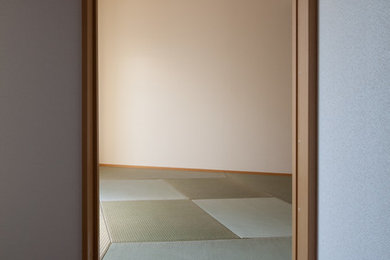 他の地域にある和風のおしゃれなリビング (畳) の写真