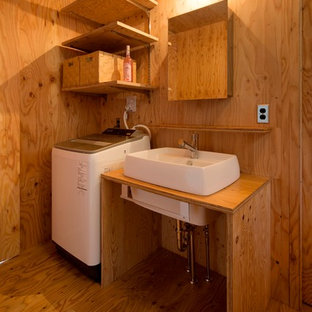 他の地域のコンテンポラリースタイルのおしゃれなランドリールーム (茶色い壁、無垢フローリング、茶色い床) の写真