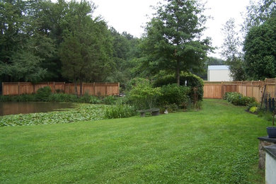 Inspiration for a traditional landscaping in Philadelphia.