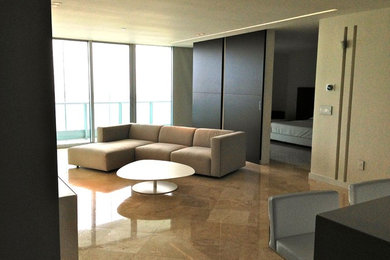 Example of a minimalist living room design in Miami