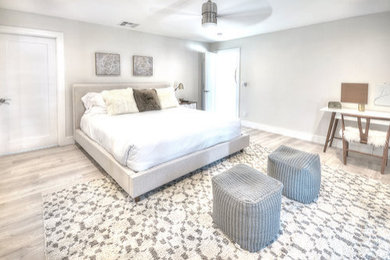 Bedroom - mid-century modern bedroom idea in Los Angeles