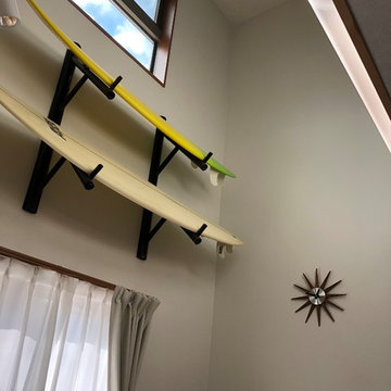 吹抜けのあるサーフスタイルの家