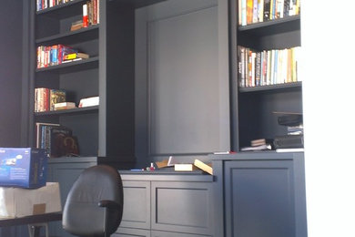 Example of a classic home office design in Los Angeles