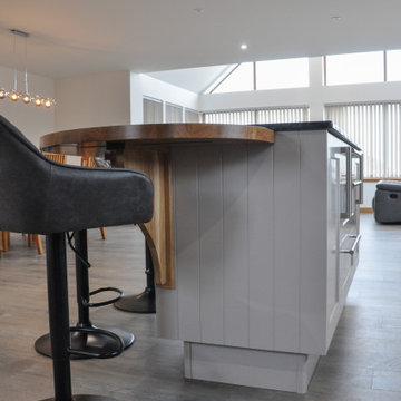Cream & Grey Shaker Kitchen with Oak Breakfast Bar