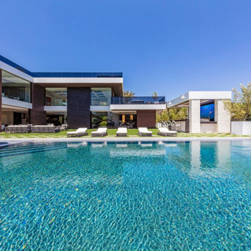 Bundy Drive Brentwood, Los Angeles California modern home resort style backyard