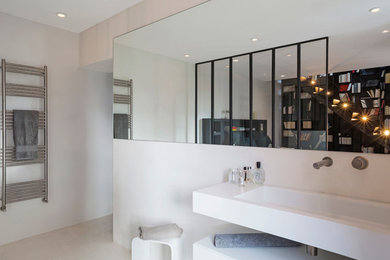 Design ideas for a contemporary bathroom in Paris.