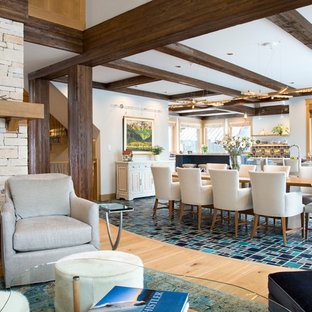 Offenes Uriges Esszimmer mit grauer Wandfarbe, Keramikboden, Tunnelkamin, Kaminsims aus Stein und türkisem Boden in Sonstige