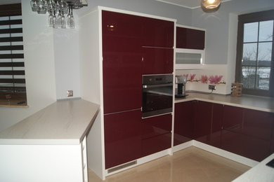 U-Küche in Boardaux rot mit weiß