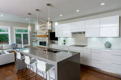 Inspiration for a large contemporary kitchen remodel in Toronto