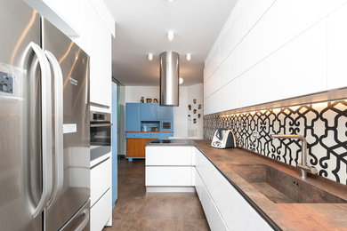 Ispirazione per una grande cucina abitabile moderna con lavello integrato, ante a filo, ante bianche, top in superficie solida, pavimento in gres porcellanato, penisola, pavimento multicolore e top multicolore