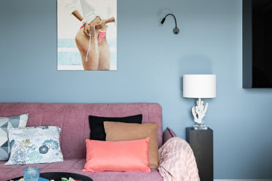 Источник вдохновения для домашнего уюта: маленькая открытая гостиная комната с синими стенами, бежевым полом и паркетным полом среднего тона