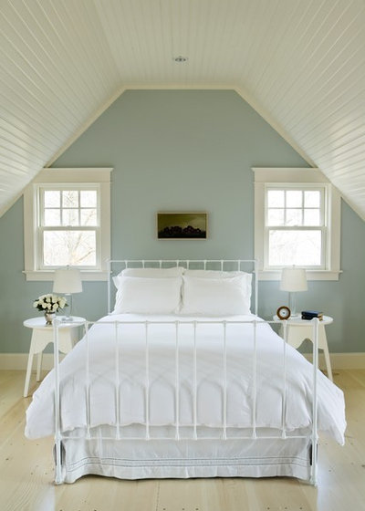 Beach Style Bedroom by Aquidneck Properties