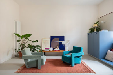 Ispirazione per un soggiorno design con pareti bianche e pavimento grigio