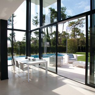 マルセイユの広いコンテンポラリースタイルのLDKの画像