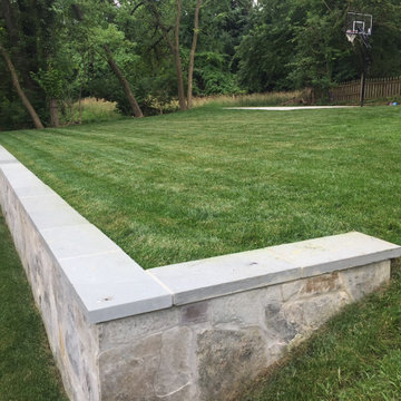Natural Stone Veneer Retaining Wall Capped with 2 Inch Thermal Flagstone