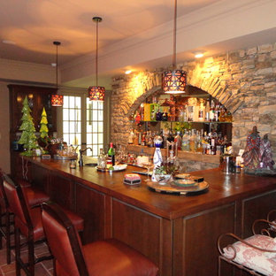 アトランタの大きいトラディショナルスタイルのおしゃれなホームバー (テラコッタタイルの床) の写真