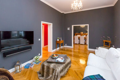 Geräumiges, Offenes Modernes Wohnzimmer mit grauer Wandfarbe und braunem Holzboden in Frankfurt am Main