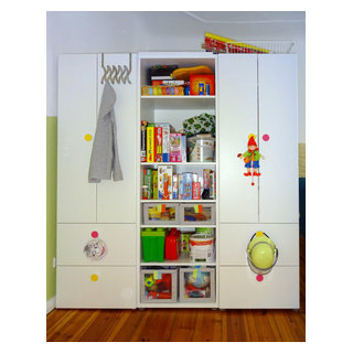 Ein Kleiderschrank wirkt lebendiger, wenn hier auch Spielzeug aufbewahrt wird. - Modern - Kinderzimmer - Berlin - von ANJA RING - Inneneinrichtung & Raumoptimierung