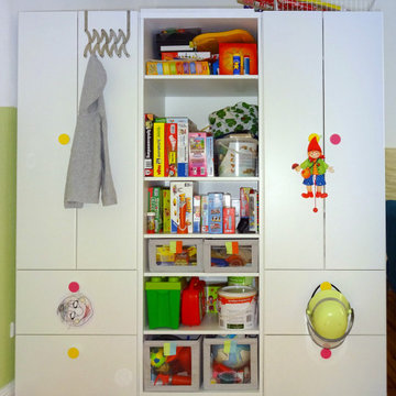 Ein Kleiderschrank wirkt lebendiger, wenn hier auch Spielzeug aufbewahrt wird.