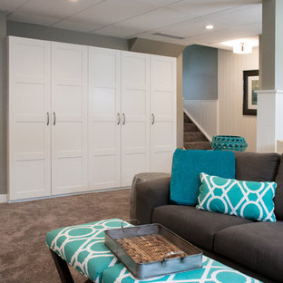 Modelo de sótano con ventanas clásico renovado, pequeño, sin chimenea, con moqueta, paredes verdes y suelo marrón