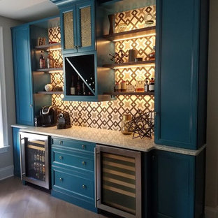 サンディエゴのトランジショナルスタイルのおしゃれなウェットバー (シンクなし、青いキャビネット、セラミックタイルのキッチンパネル、淡色無垢フローリング、落し込みパネル扉のキャビネット) の写真