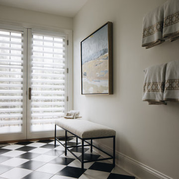 Bright London Townhouse Meets Downtown Lake Forest