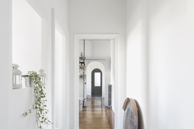 This is an example of a contemporary hallway in Milan.