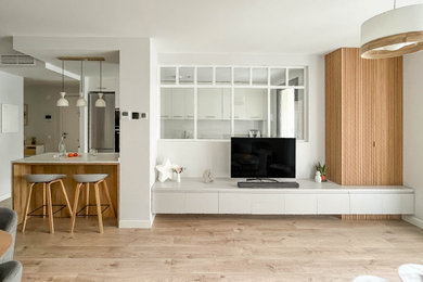 Foto de cocina lineal y gris y blanca nórdica de tamaño medio abierta con fregadero bajoencimera, armarios con paneles lisos, puertas de armario blancas, salpicadero blanco, electrodomésticos de acero inoxidable, suelo de baldosas de cerámica, península, suelo gris, encimeras blancas y barras de cocina