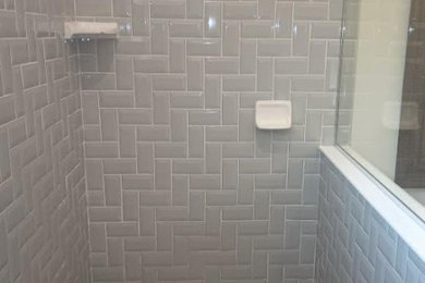 Bathroom - modern bathroom idea in Orlando