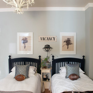 Réalisation d'une chambre bohème avec un mur bleu.