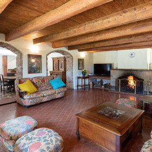 Mediterranes Wohnzimmer mit weißer Wandfarbe, Terrakottaboden, Kamin und rotem Boden in Nizza