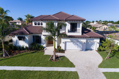 This is an example of a transitional home design in Miami.