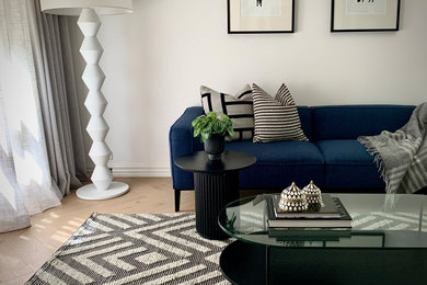 Ejemplo de sala de estar minimalista con suelo de madera clara