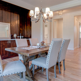Geschlossenes, Mittelgroßes Klassisches Esszimmer ohne Kamin mit beiger Wandfarbe, hellem Holzboden und gelbem Boden in Dallas