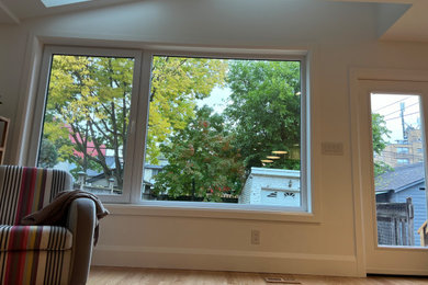 Example of a transitional living room design in Toronto