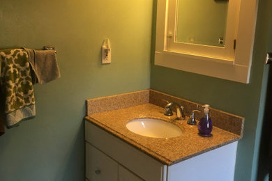 Modelo de cuarto de baño de estilo americano con suelo de baldosas de cerámica, lavabo de seno grande y suelo blanco