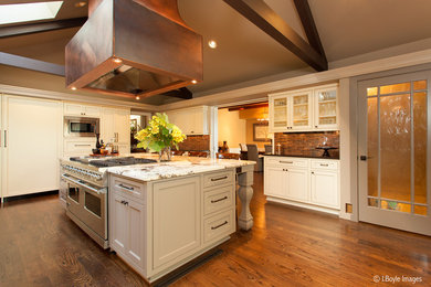 Example of a classic kitchen design in Seattle