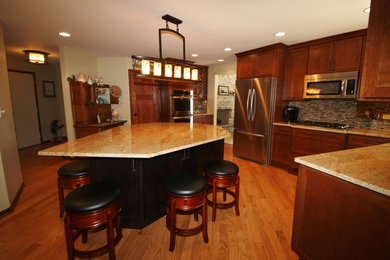 Kitchen - traditional kitchen idea in Chicago