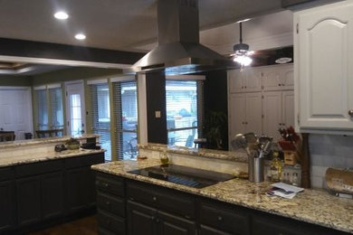 Example of a kitchen design in Dallas