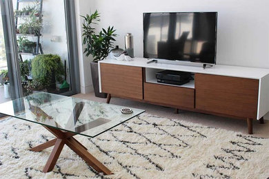 Geräumiges, Offenes Modernes Wohnzimmer mit weißer Wandfarbe, Teppichboden, freistehendem TV und beigem Boden in Sydney