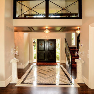 Idées déco pour un hall d'entrée éclectique avec un sol en marbre, une porte double et une porte en bois foncé.