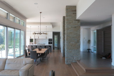 Example of a minimalist hallway design in Vancouver