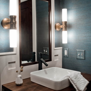 Foto di una piccola stanza da bagno con doccia tradizionale con ante in stile shaker, ante marroni, WC a due pezzi, pareti blu, pavimento in mattoni, lavabo a bacinella, top in legno, pavimento rosso, top marrone, un lavabo, mobile bagno incassato e carta da parati