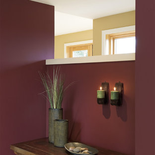 На фото: прихожие в современном стиле с фиолетовыми стенами