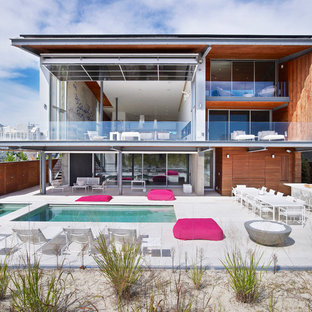 ニューヨークのモダンスタイルのおしゃれな家の外観の写真