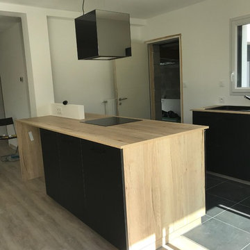 Cuisine bois et noir avec rangements astucieux