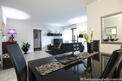 Example of a trendy living room design in Milan