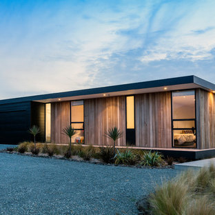 Einstöckiges, Braunes, Mittelgroßes Modernes Einfamilienhaus mit Holzfassade, Flachdach und Blechdach in Christchurch