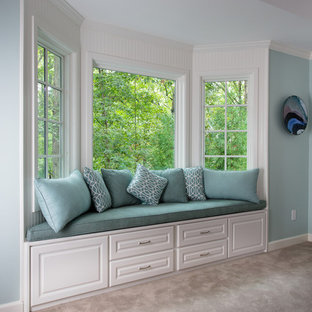 Ejemplo de dormitorio principal, clásico, grande, sin chimenea, con paredes azules y moqueta