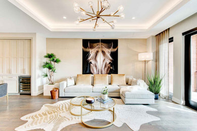 Offenes Klassisches Wohnzimmer mit beiger Wandfarbe, braunem Holzboden und Tapetenwänden in Dallas